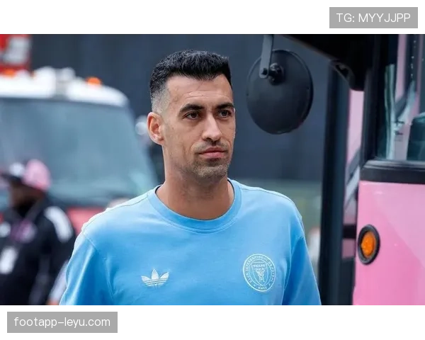 布斯克茨辉煌生涯闪耀足坛，巴萨传奇中场的足球智慧引热议