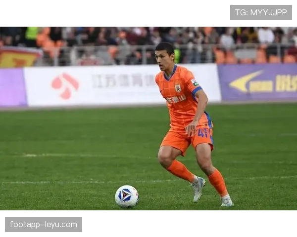 中国足球焕发新生,表现稳健引发球迷期待与关注