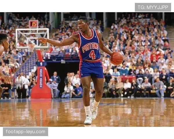 乔·杜马斯无球跑动牵制防线，防守压迫改变对手进攻结构