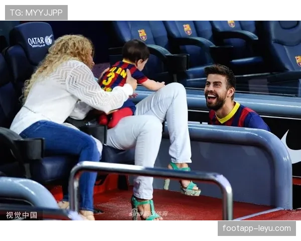 杰拉德·皮克抱娃出门，旁边那行李箱随手一放能抵我两年房租