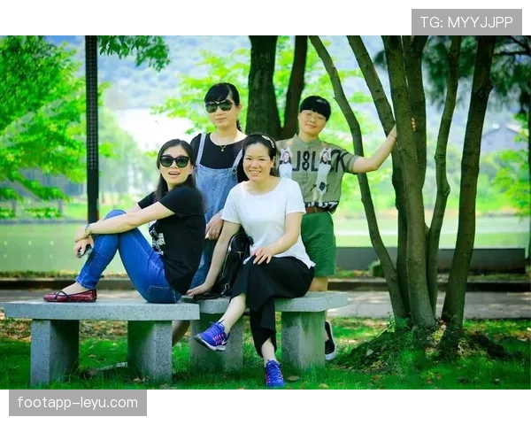 苏亚雷斯训练完顺手给家里泳池换水，这日子过得跟拍综艺似的